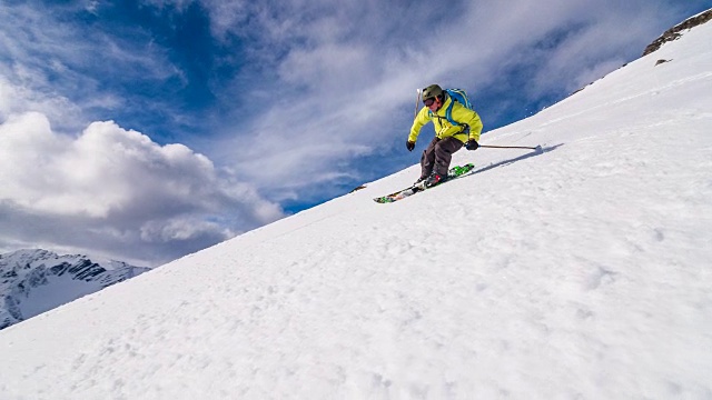 滑雪者在挪威峡湾做粉转视频素材