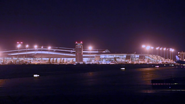 巴塞罗那机场夜间随飞机降落。视频素材