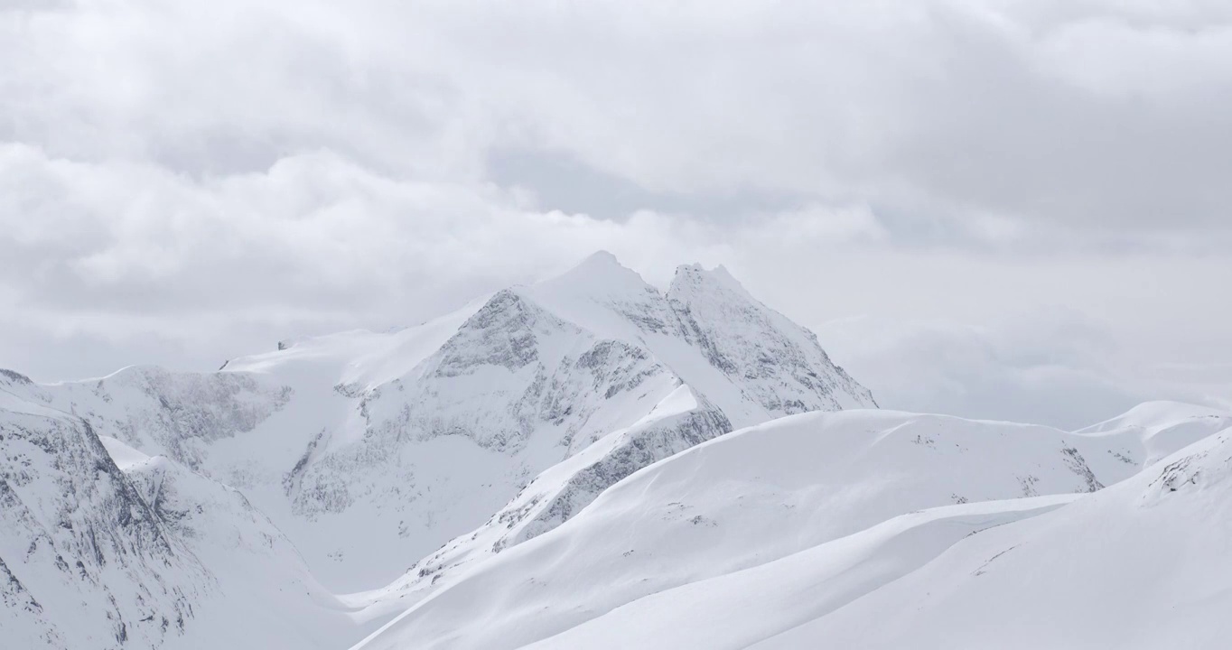 在一个多云的冬天的雪山的观点视频素材