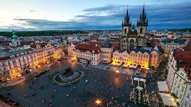 4K延时:捷克共和国布拉格老城广场上拥挤的行人视频素材