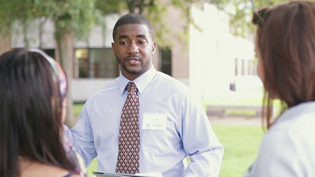 非裔美国导游带领学生参观大学校园视频下载