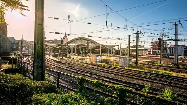4K延时:火车驶近德国中央火车站视频下载