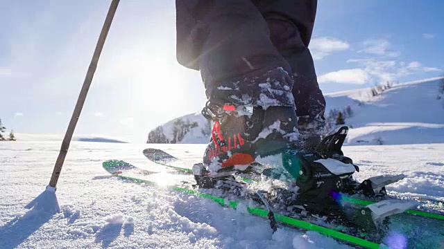自由式滑雪者穿上滑雪板视频下载