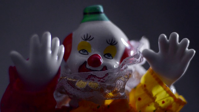 一个小丑玩偶在诡异的灯光下视频素材