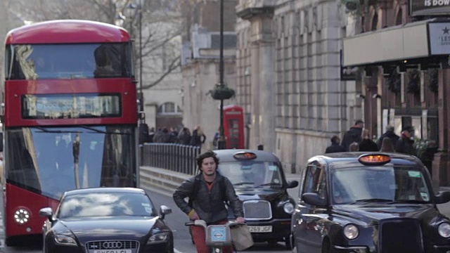 白厅交通，从特拉法加广场，威斯敏斯特，伦敦，英国，英国视频素材