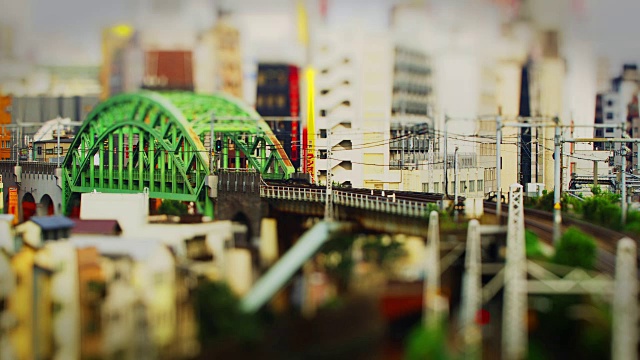 秋叶原的JR火车穿过一座桥视频素材