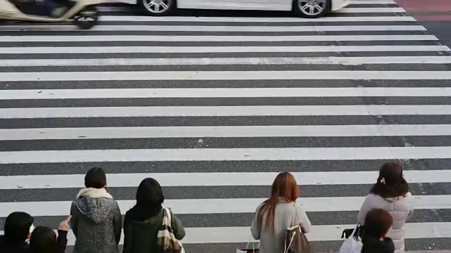 东京，购物者穿过人行横道，时光流逝视频素材