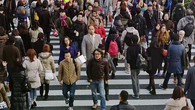 东京，购物者穿过人行横道，慢镜头视频素材