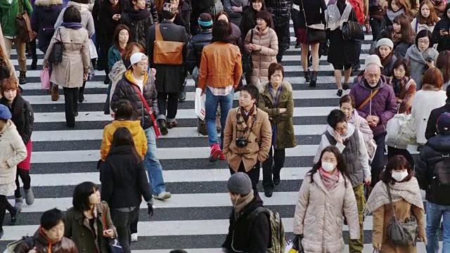 东京，购物者穿过人行横道，慢镜头视频素材