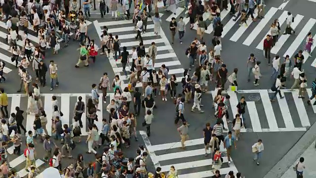 东京新宿的一个十字路口上的购物者视频素材