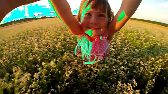 SLO MO POV在田野里旋转可爱的女儿视频素材