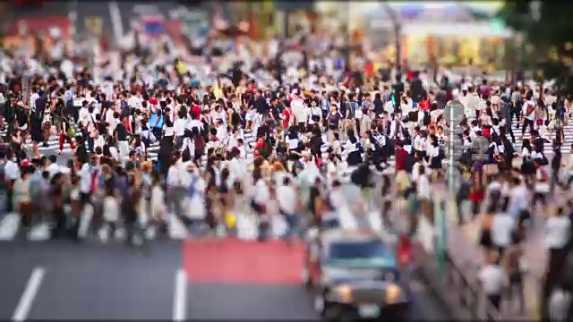 周日下午，人们聚集在著名的涉谷十字路口视频下载