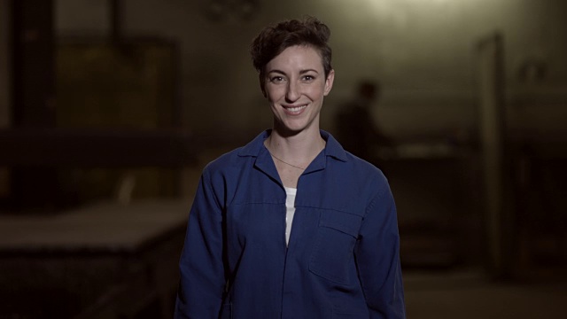 MS pan_钢厂女工人的照片，背景是同事焊接视频素材