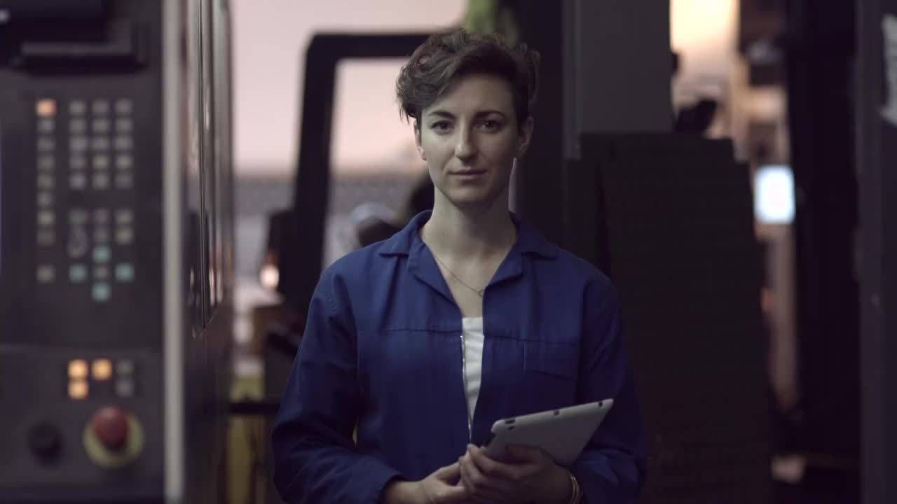 钢铁厂女工手持平板电脑的照片视频素材