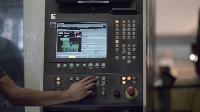 在钢铁厂内拿着平板电脑的工人的照片，镜头平移到同事视频素材