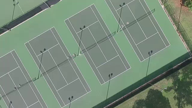 从正上方旋转网球场的视频视频素材