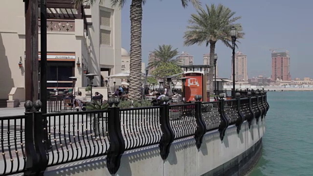 城市中心的天际线和滑翔伞从珍珠，多哈，卡塔尔，中东视频下载