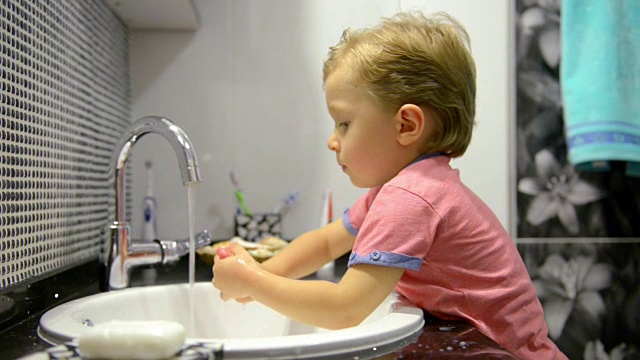 3岁的男孩在洗手视频素材