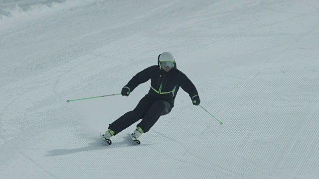滑雪者滑下斜坡的景象。视频素材