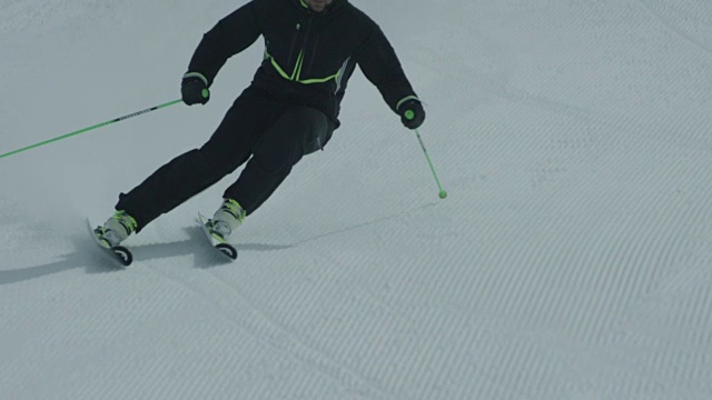 滑雪者从雪坡上滑雪的慢动作。视频素材