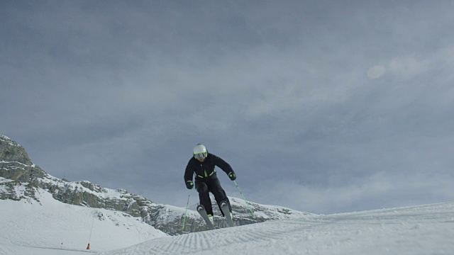 滑雪运动员跳跃的慢动作。视频下载