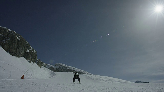 平稳的镜头，滑雪者直接向摄影机滑下坡。视频素材