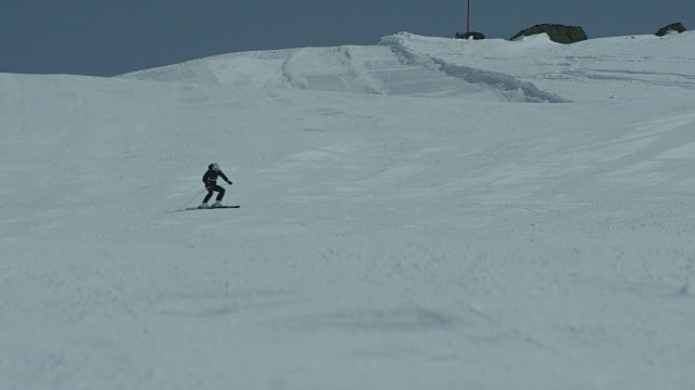 滑雪者滑下雪坡的景象。视频素材