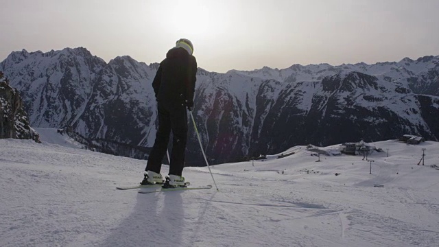 独自滑雪的人滑下斜坡。视频素材