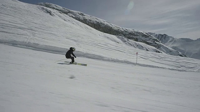 独自滑雪的人与摄影机平行滑雪的多利。视频素材