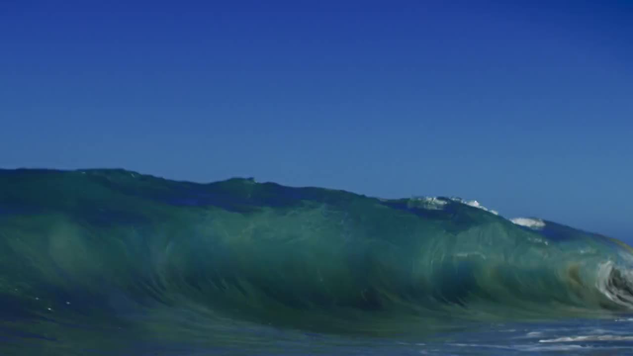 一个详细的美丽的波浪打破了相机在POV在加利福尼亚夏天的阳光浅沙滩。在红龙上以慢动作拍摄，150FPS, 4K格式。视频下载