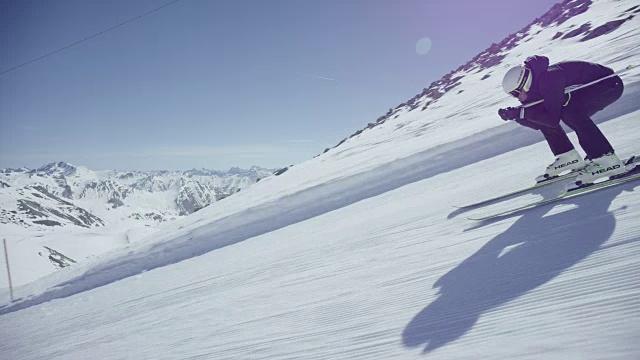 独自滑雪的人滑下斜坡。视频素材