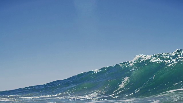巨大美丽的波浪POV，当波浪打破相机在浅滩在加利福尼亚夏天的阳光。在slowmo拍摄的。视频素材