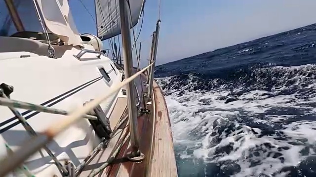 在海上乘着风航行的小船视频素材
