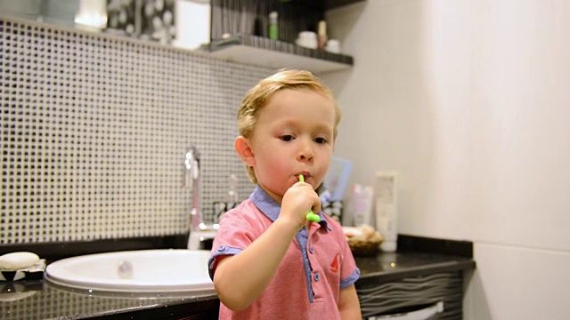 蒙太奇:3岁的男孩正在刷牙视频素材