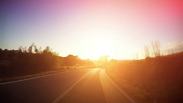 驾驶汽车在日落的观点视频素材