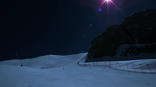 滑雪者将雪撒进摄像机的超级慢动作。视频素材
