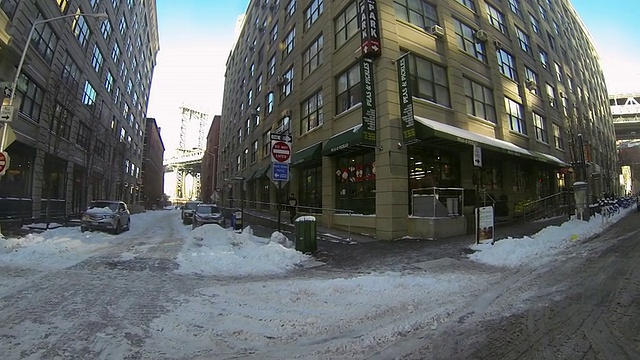 MS POV拍摄的汽车在积雪覆盖的街道上行驶，自行车停放在路边/纽约布鲁克林视频素材