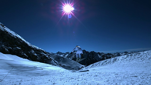 滑雪者在夜间跳坡时的稳定镜头。视频下载