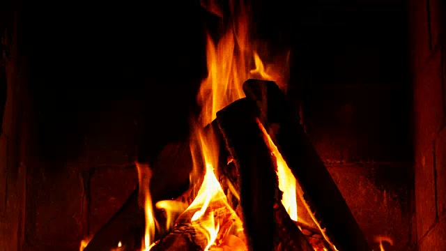 壁炉里燃烧的木头。视频素材