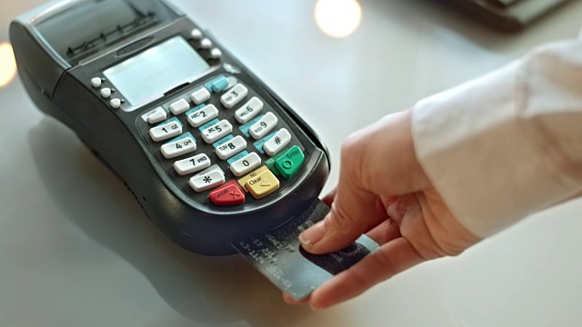 SLO MO插入信用卡和输入金额视频素材