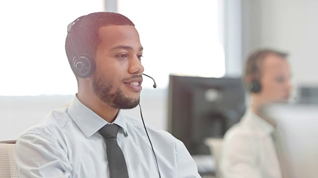 DS男技术支持电话接线员正在与客户通话视频素材