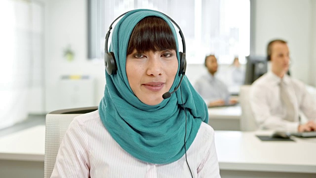 女性穆斯林呼叫中心接线员在视频通话中视频素材