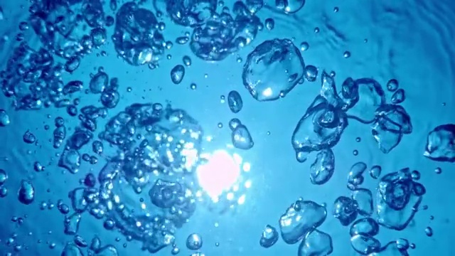 SLO MO巨大的蓝色水下气泡上升到表面视频素材