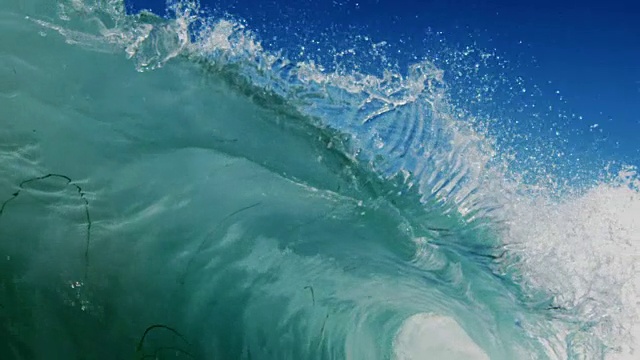 一个美丽的波POV波浪打破相机在浅滩在加利福尼亚夏天的阳光。慢动作在红龙上以300FPS的速度拍摄。视频素材
