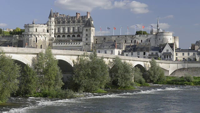 卢瓦尔河沿岸的安波西桥和城堡视频素材