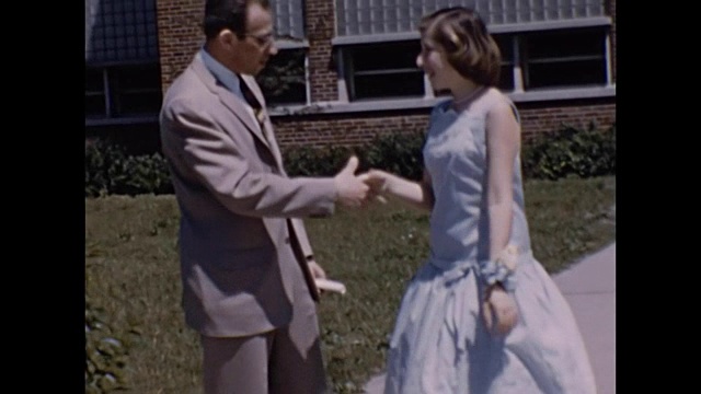 1957年毕业后的女儿和父母视频素材