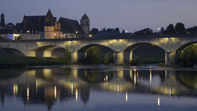 晚上在卢瓦尔河上的安波西桥视频下载