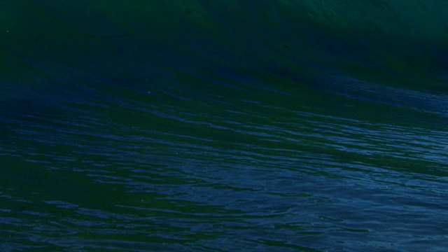 巨大的完美桶美丽的波POV波浪打破了相机在加利福尼亚夏天的阳光浅沙滩上。慢动作在红龙上以300FPS的速度拍摄。视频下载