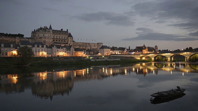 安波西城和城堡的夜晚沿着卢瓦尔河视频下载
