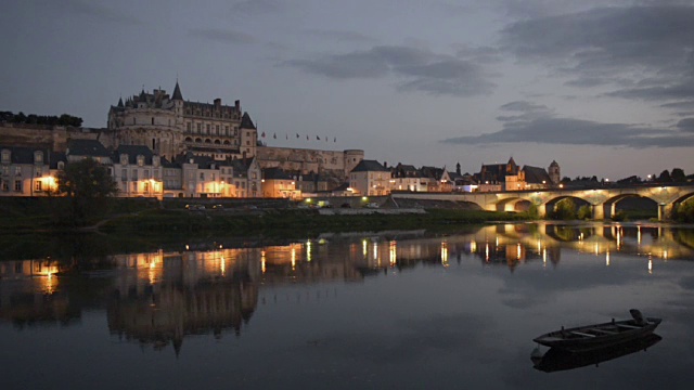 安布瓦西城和城堡的夜间拍摄视频下载